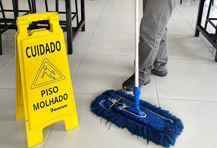 Placa de: cuidado! piso molhado