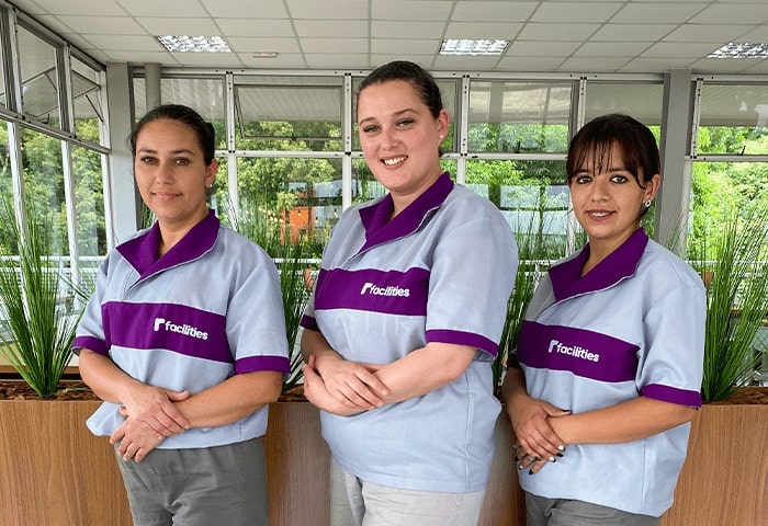 Colaboradoras uniformizadas da R. Facilities – terceirização de serviços de limpeza profissional.